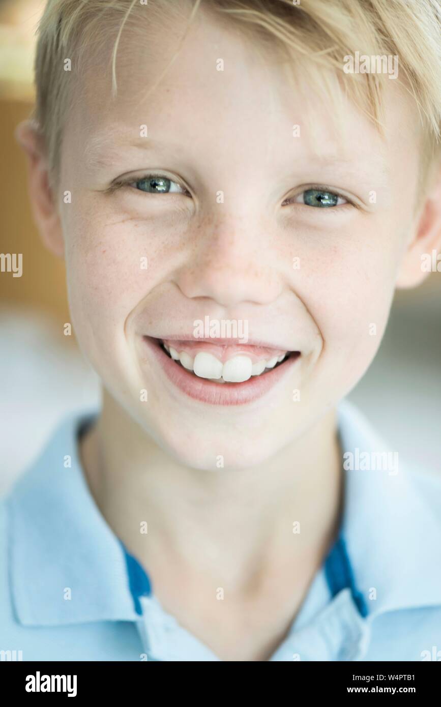 Junge, 10 Jahre, blond, schaut in die Kamera lächelt, Deutschland Stockfoto