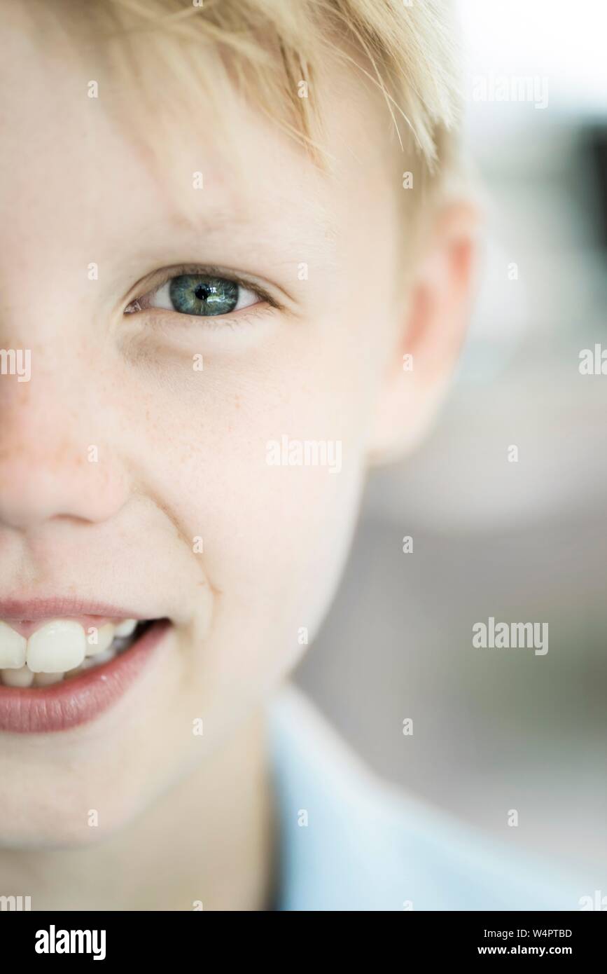 Junge, 10 Jahre, blond, schaut in die Kamera, Lächeln, Porträt, Gesicht geschnitten, blaue Augen, Deutschland Stockfoto
