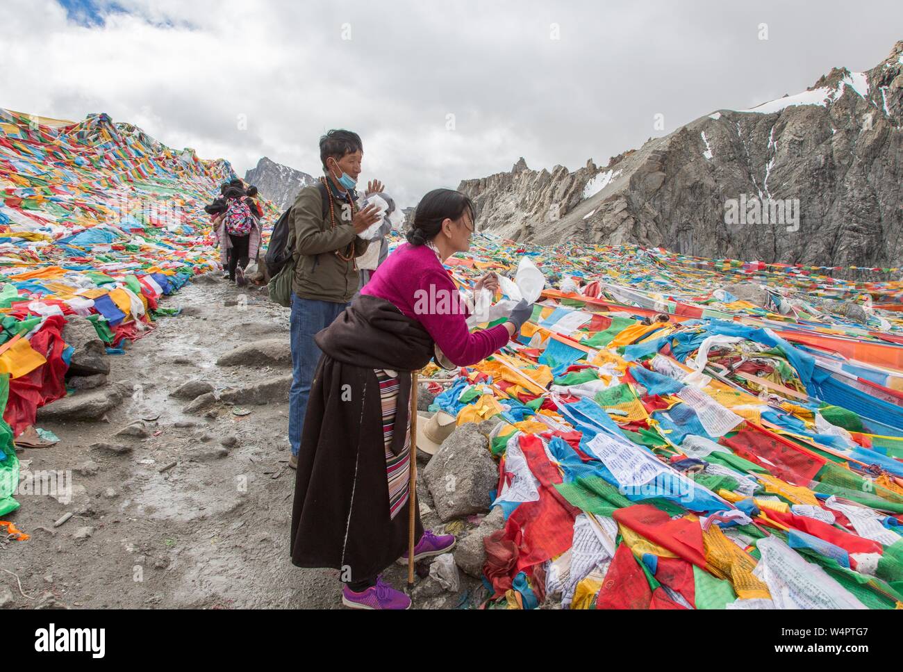 Als Dank, dem höchsten Punkt, 5630 m, die Kora um den Kailash erreicht haben, Pilger Hinterlasse eine Gebetsfahnen, Dolma La, Tibet, China Stockfoto