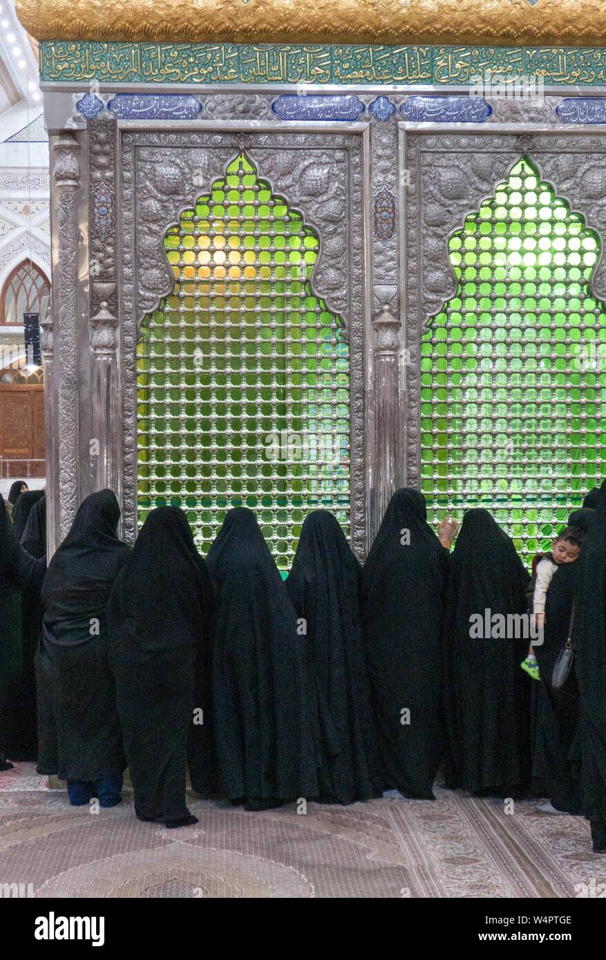 Frauen vor dem Grab von Ayatollah Khomeini im Heiligen Schrein, Teheran, Iran beten Stockfoto