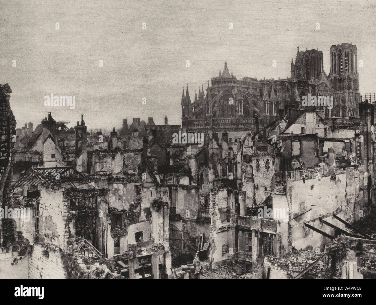 Der Stadt Reims und der berühmten Kathedrale in einem undatierten Bild aus dem Ersten Weltkrieg, wahrscheinlich bis Ende 1916 übernommen. Die Kathedrale wurde bewusst ohne Schale von der deutschen Streitkräfte, ein Akt, der derzeit als Kriegsverbrechen qualifizieren würde (aber nicht in 1916). Stockfoto