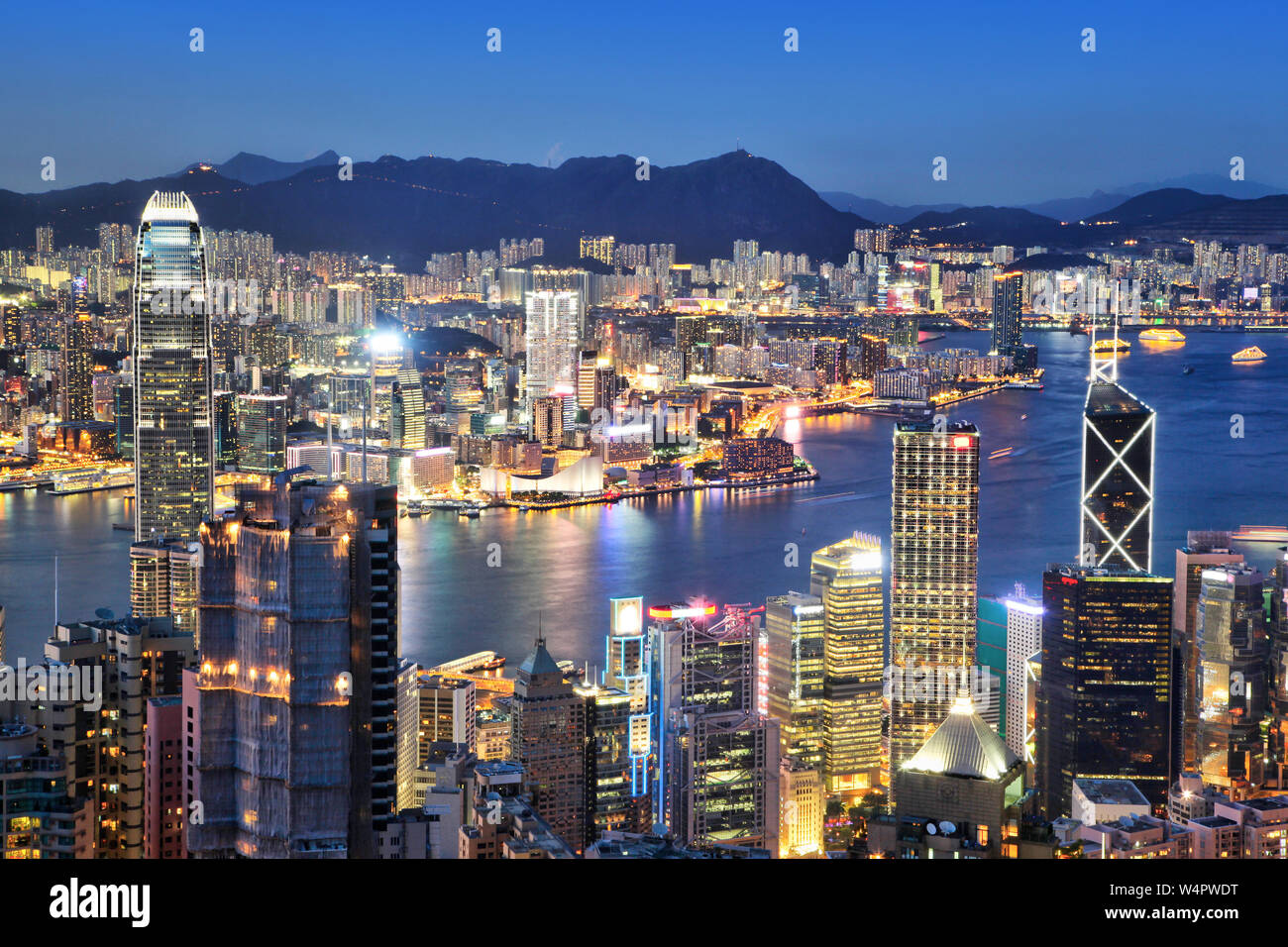 Sonnenuntergang blaue Stunde über den Victoria Harbour in Hong Kong als auf dem Victoria Peak gesehen Stockfoto