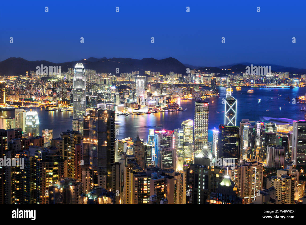 Sonnenuntergang blaue Stunde über den Victoria Harbour in Hong Kong als auf dem Victoria Peak gesehen Stockfoto