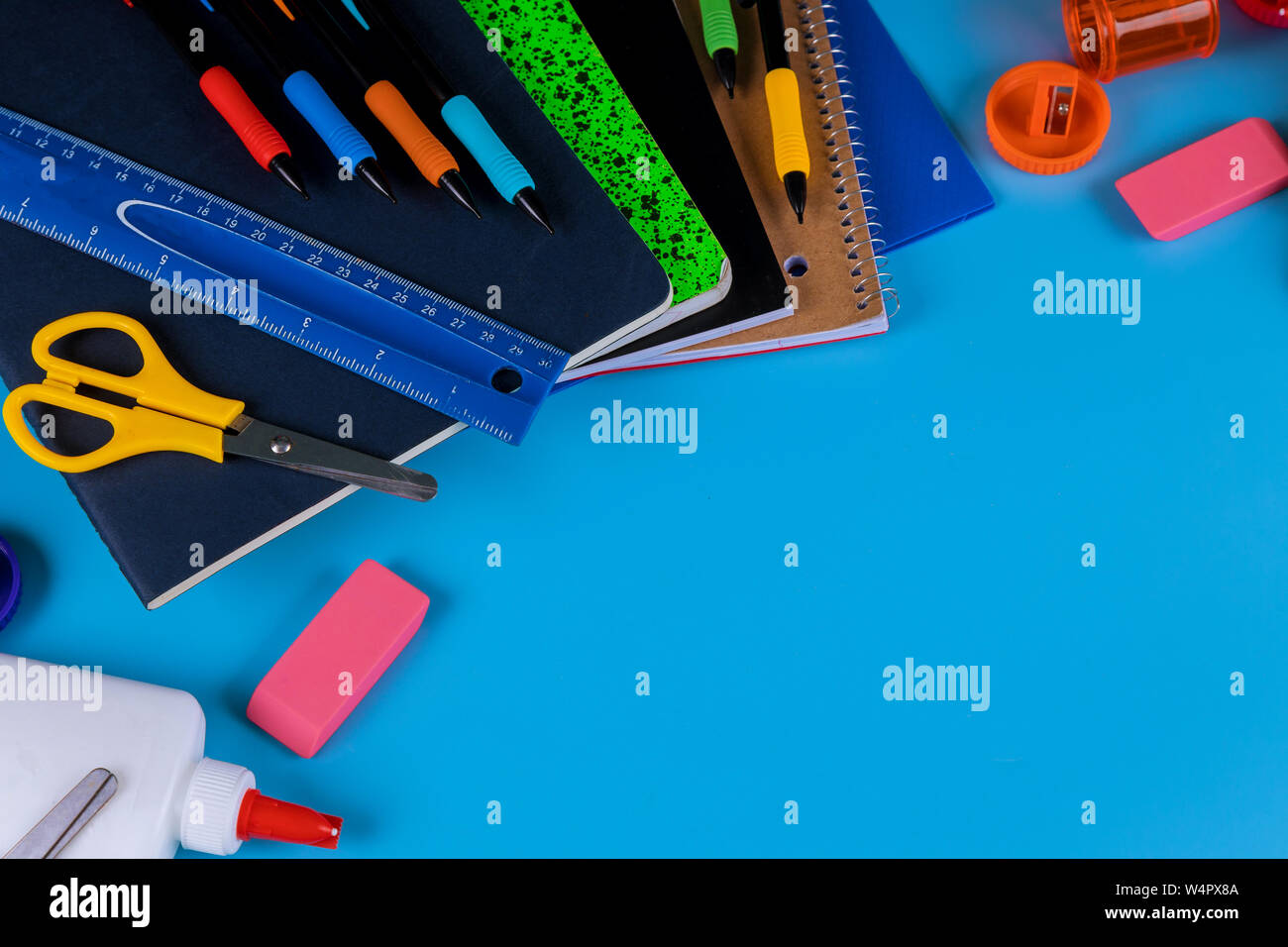 Zurück zu Material der Schule. Schulbedarf auf blauem Hintergrund Stockfoto