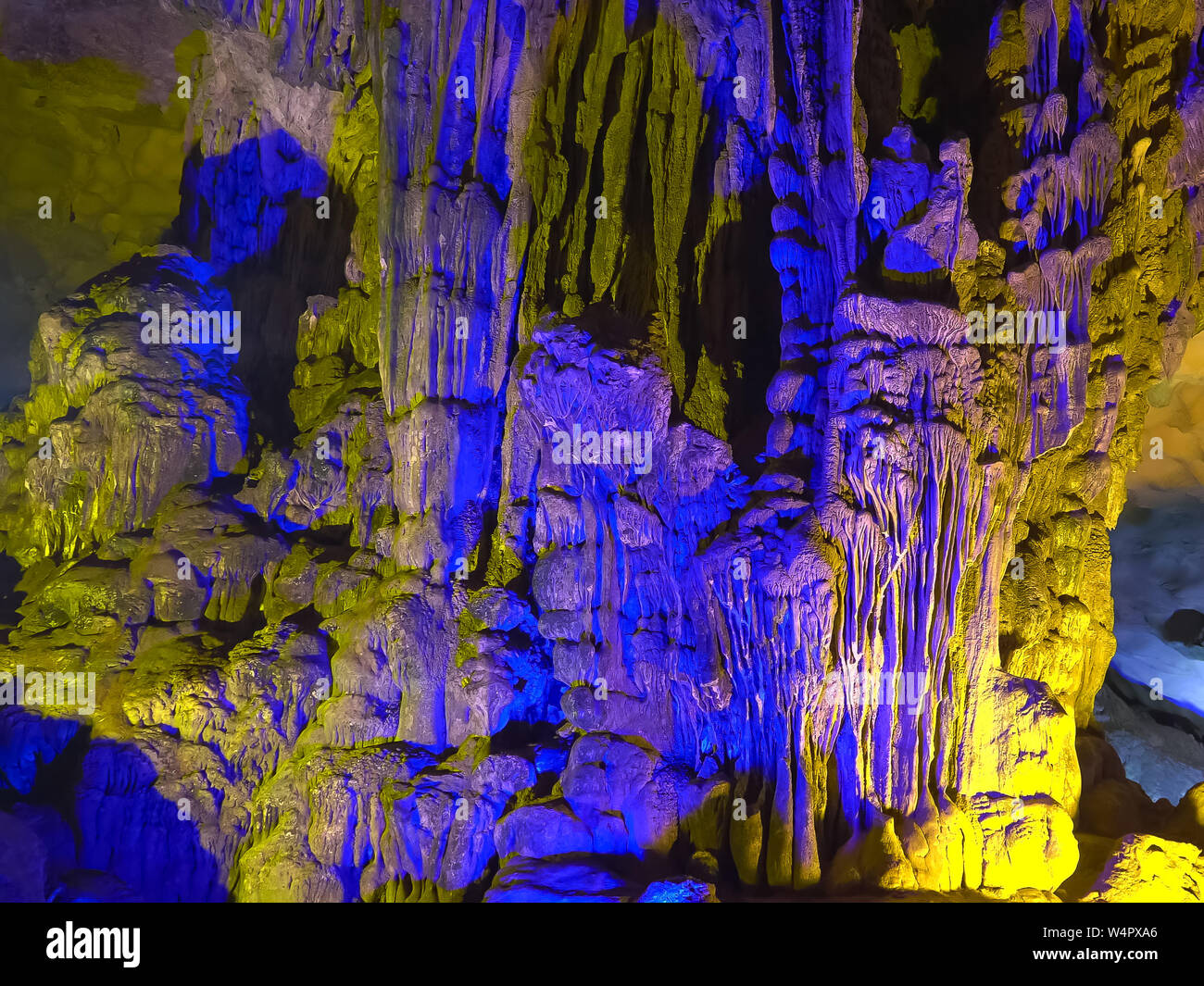 Schuß von Stalaktiten in Sung Sot Höhle in Halong Bay Stockfoto