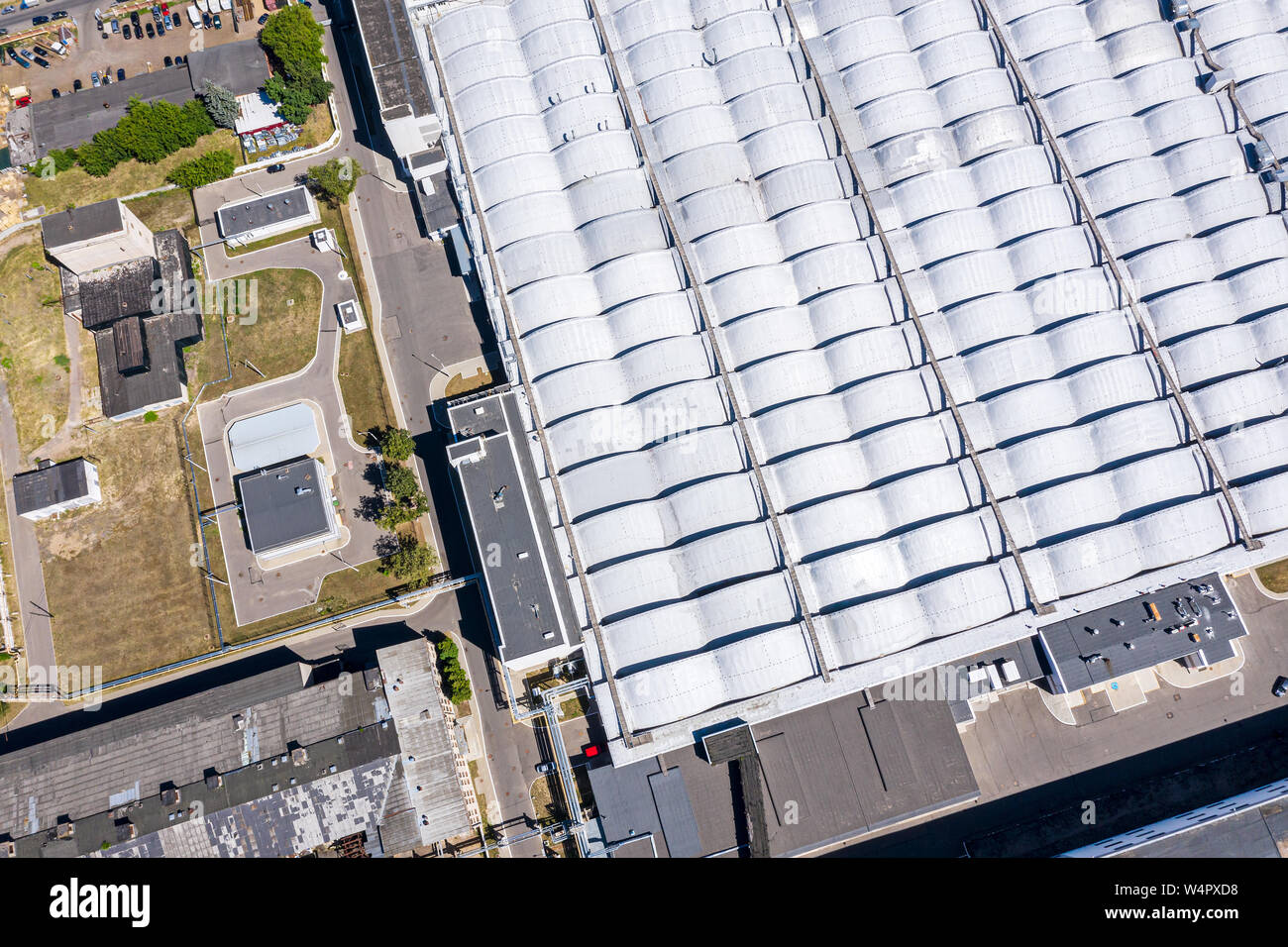 Stadt Industriegebiet. nach oben Blick auf Dach der modernen Fabrik Stockfoto