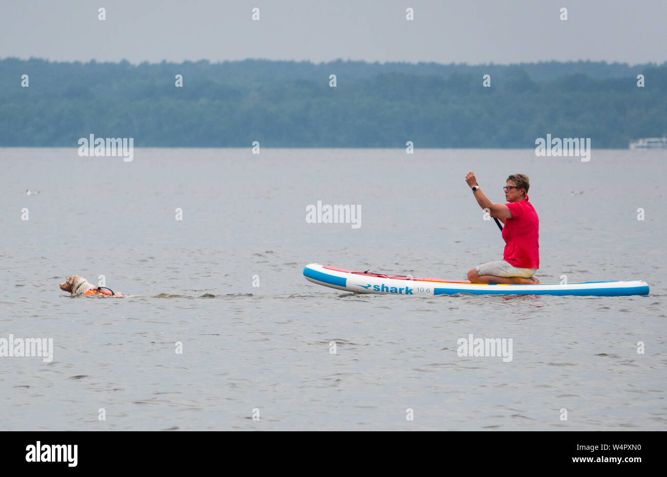 Steinhude, Deutschland. 11. Juli, 2019. Susanne Marunde folgt der