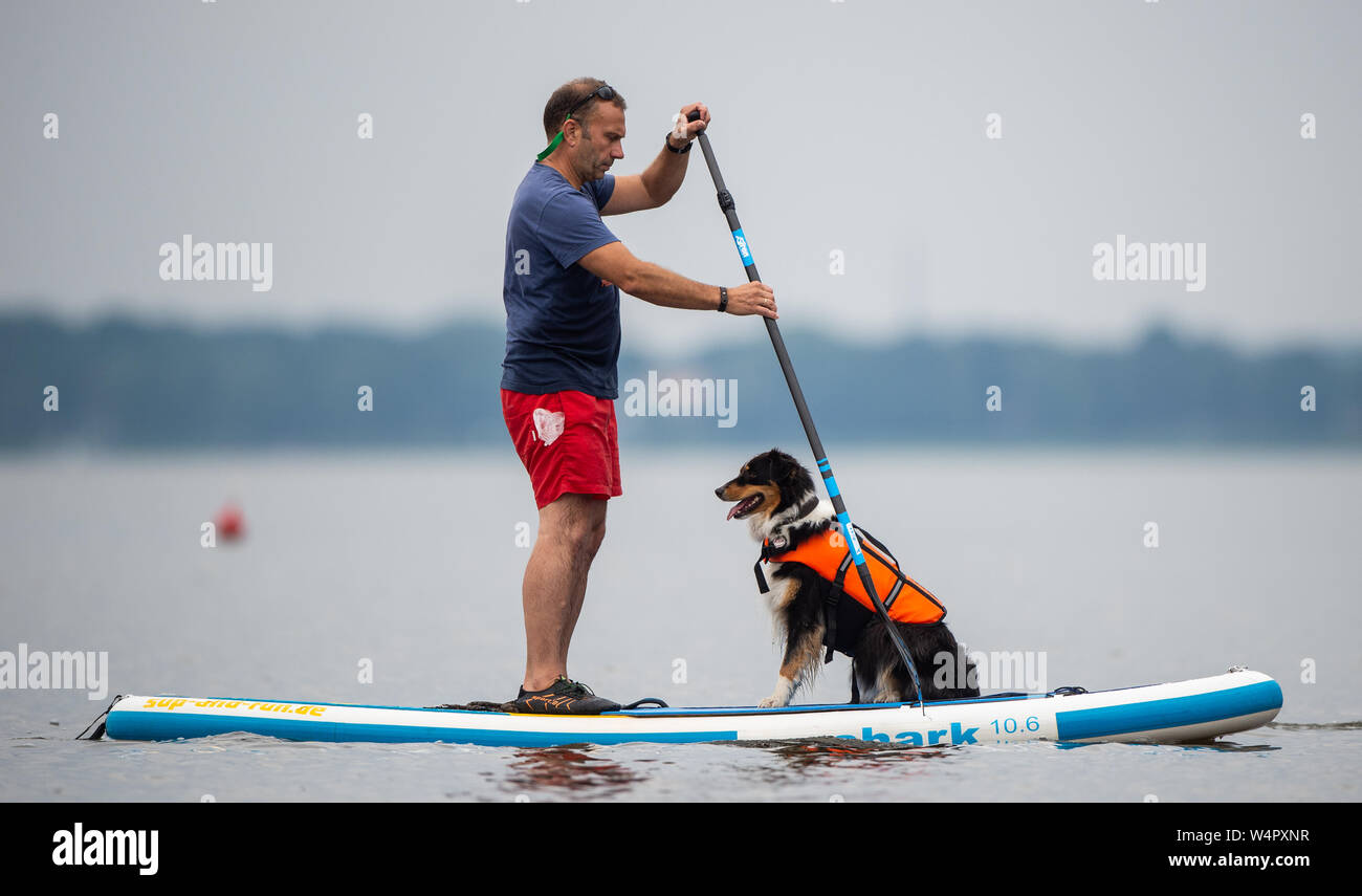 Steinhude, Deutschland. 11. Juli, 2019. Mirko Marunde steht auf einem
