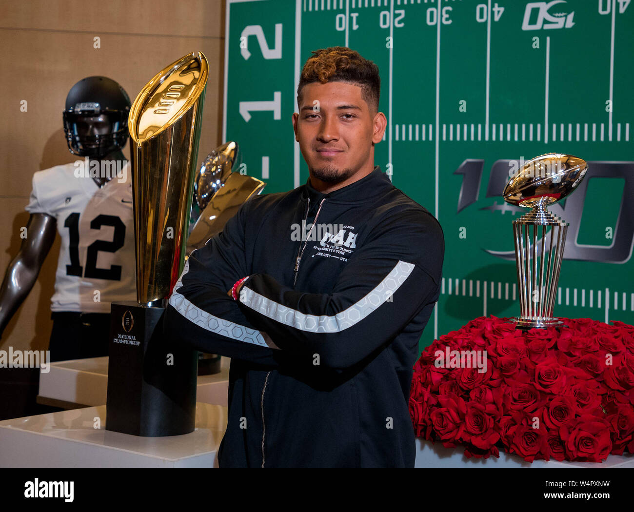 Hollywood, CA. 24. Juli, 2019. Utah Utes defensive Ende Bradlee Anae posiert für ein Foto vor dem Rose Bowl und nationale Meisterschaft Trophäen an die Pac-12 Fußball-Tag am Mittwoch, 24. Juli 2019 im Hollywood und Highland, in Hollywood, CA. (Mandatory Credit: Juan Lainez/MarinMedia.org/Cal Sport Media) (Komplette Fotograf und Kreditkarte erforderlich) Credit: Csm/Alamy leben Nachrichten Stockfoto