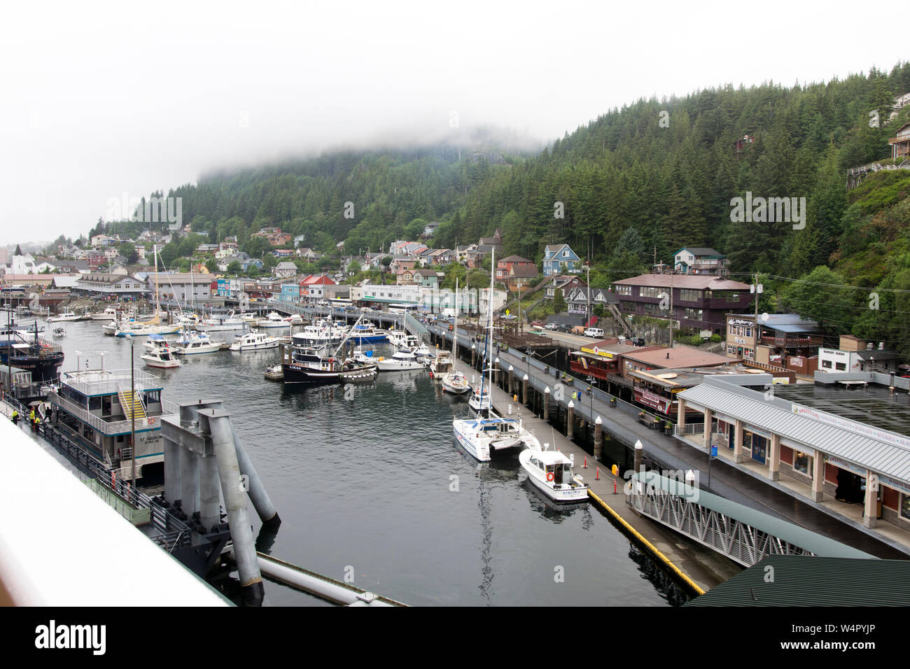 Anzeigen von foggy Ketchikan Alaska von norwegischen Freude Kreuzfahrtschiff. Stockfoto