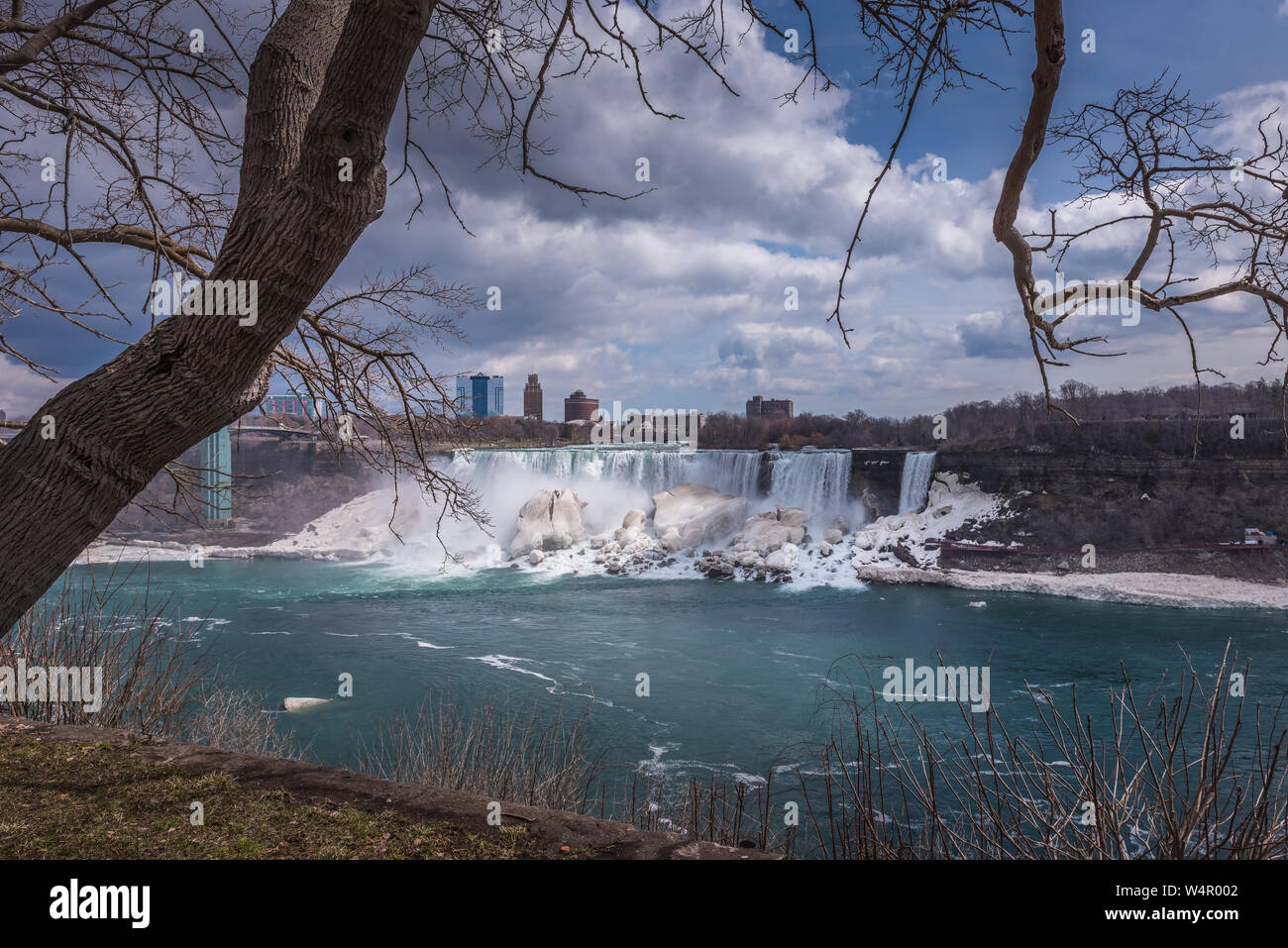 Die Niagara Fälle und mit Blick auf den Fluss von uns fällt von der kanadischen Seite - Winter/Frühjahr Stockfoto