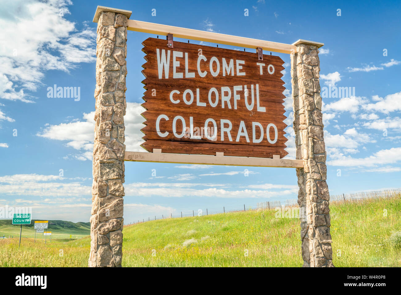 Willkommen bei bunte Colorado am Straßenrand Holz- Schild an einer Grenze zu Wyoming in Northern Colorado Stockfoto