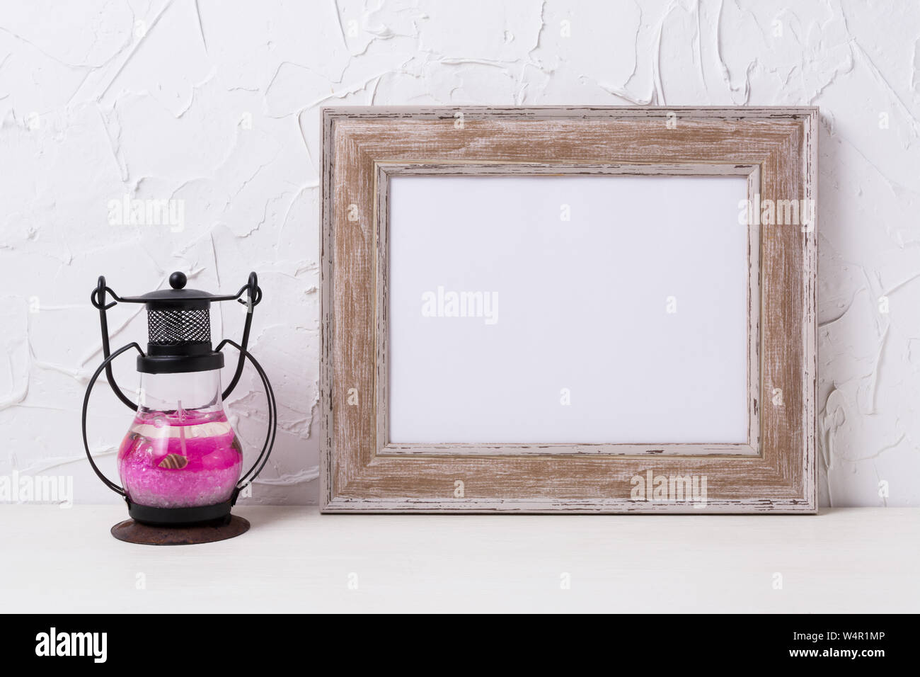 Rustikal Landschaft frame Mockup mit Schwarz Rosa Metall candle Lantern. Leeren Rahmen mock up für Presentation Design. Vorlage framing für moderne Ar Stockfoto
