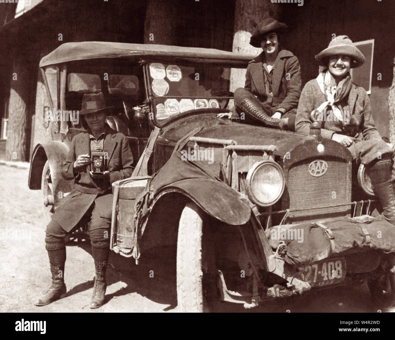 Autor und Fotograf Maria Crehore Bedell (1870-1936) mit Weggefährten des Yellowstone National Park in 1922. Ihr Fahrzeug trägt eine Reihe von Park Aufkleber auf der Windschutzscheibe, die zusammen mit einem AAA-Motor Club Emblem auf dem Grill. Bedell schrieb das Buch, 'Modern Zigeuner: die Geschichte einer 12 000 km Motor Camping Reise rings um die Vereinigten Staaten", die 1924 veröffentlicht wurde. Stockfoto