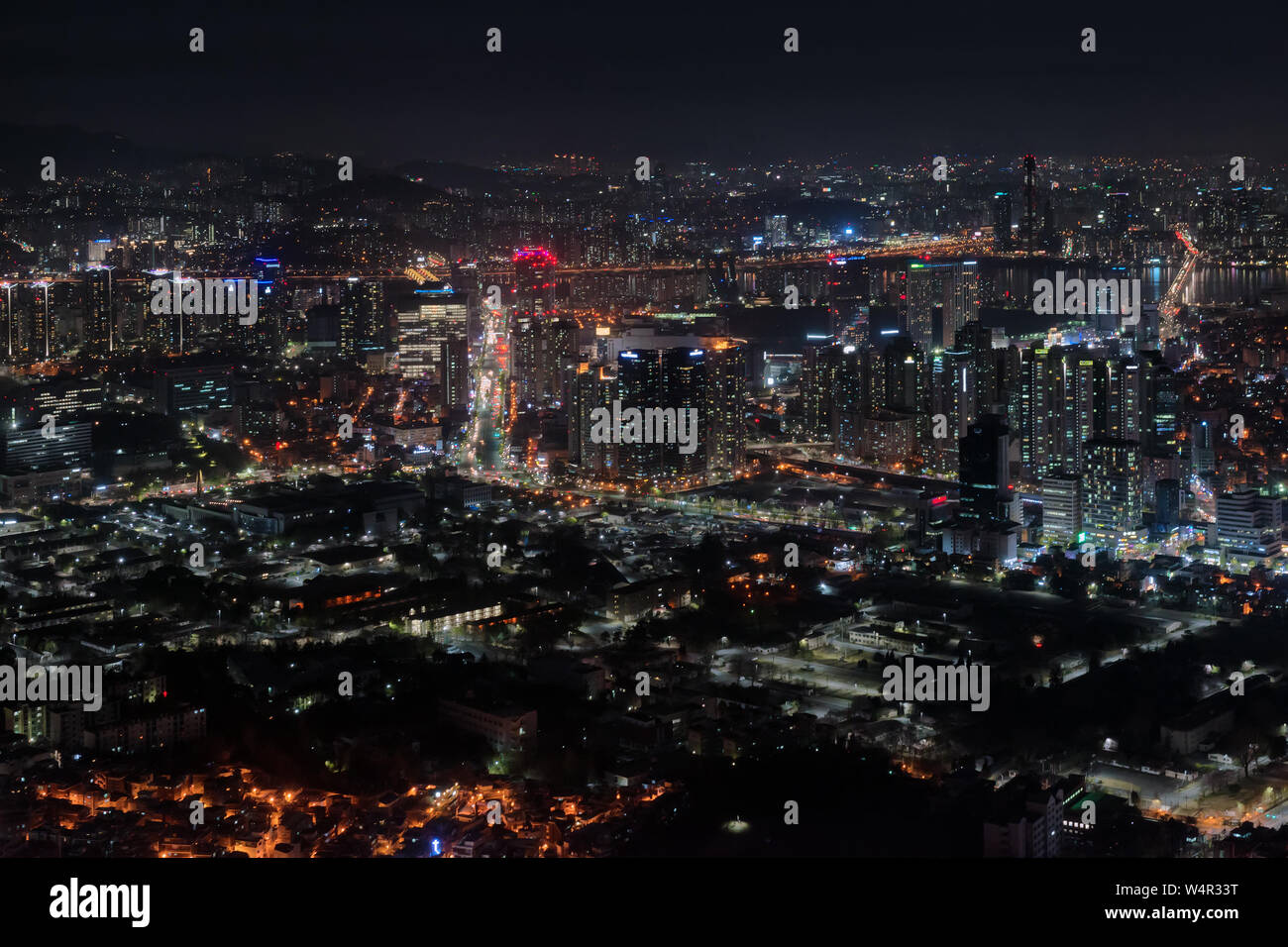 Luftaufnahme der Städtischen skyscrapersand Central City bei Nacht, Seoul, Südkorea. Stockfoto