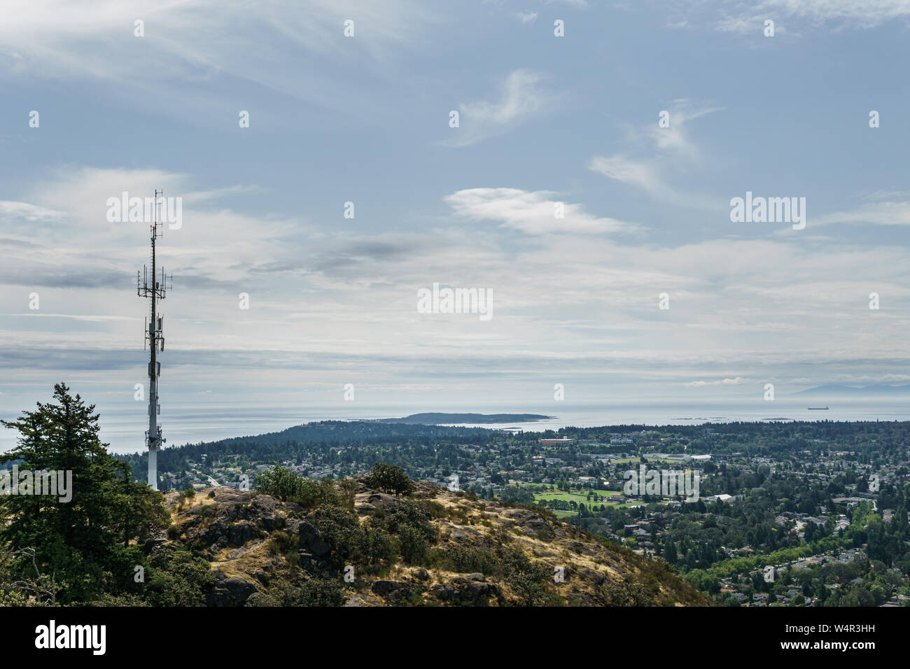 Telekommunikationstürme auf der Spitze des Berges am Mount Douglas Park Victoria british columbia. Stockfoto