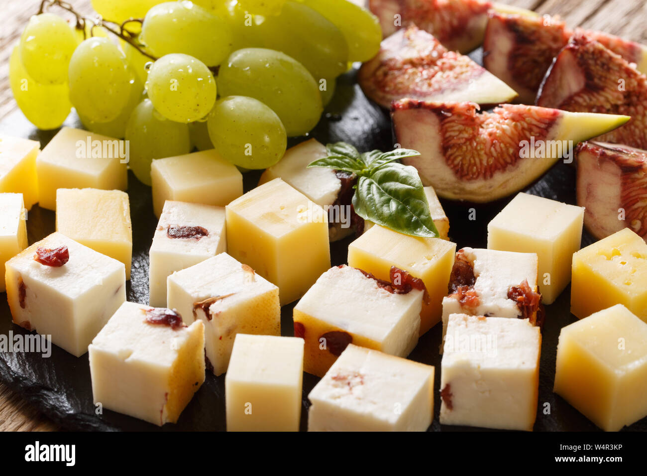 Feine Vorspeise von verschiedenen Käse, Weintrauben und Feigen close-up auf dem Tisch. Horizontale Stockfoto