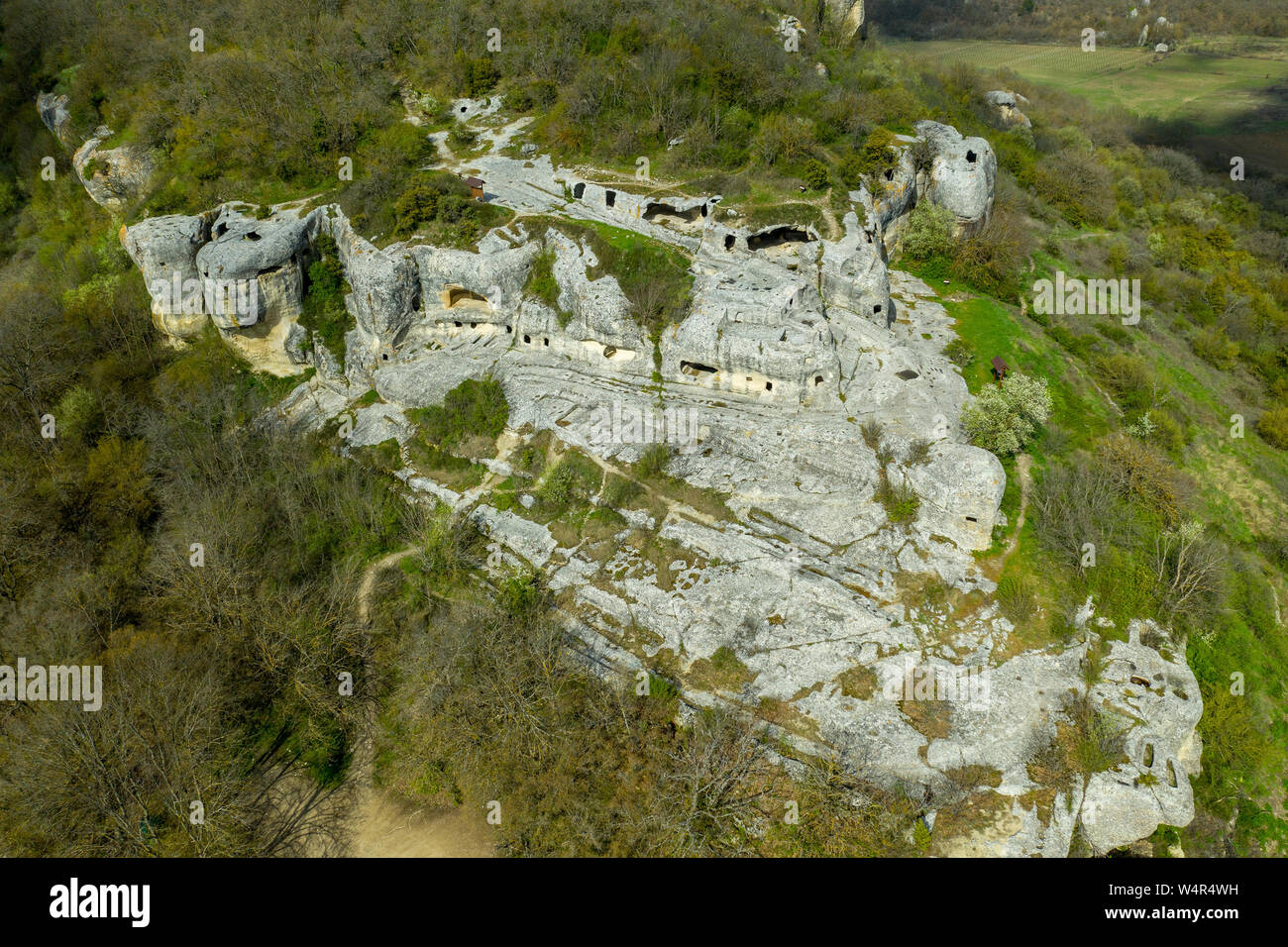 Flying drone oberhalb der Höhle Stadt Eski-Kermen, in der Nähe der Stadt Bachtschyssaraj, Krim Stockfoto