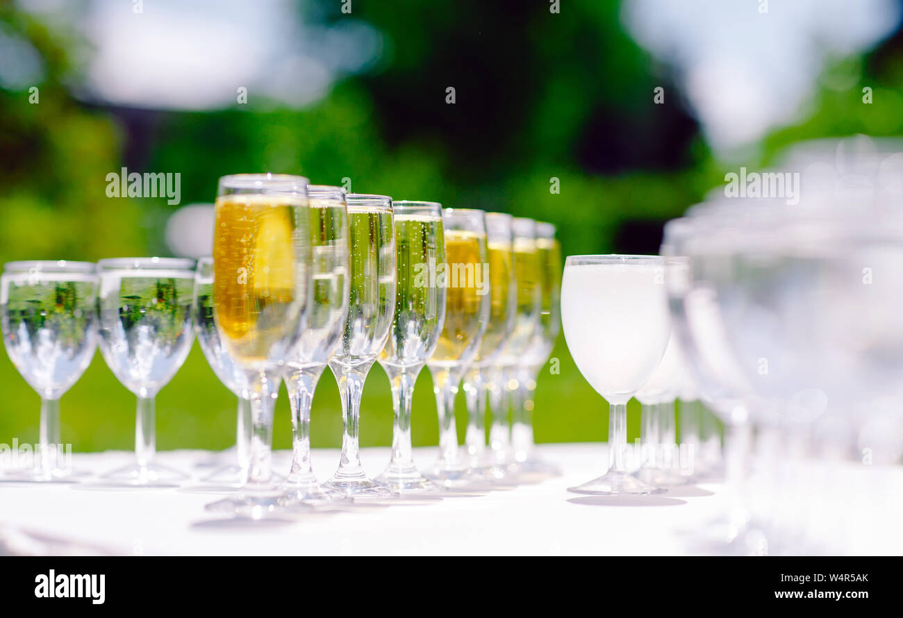 Gläser Champagner, Gala Dinner in einem Restaurant Stockfoto