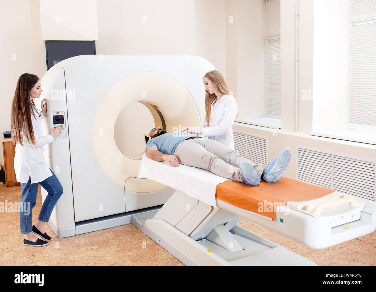 Gerne Patienten, die sich einer MRT-Untersuchung im Krankenhaus. Stockfoto