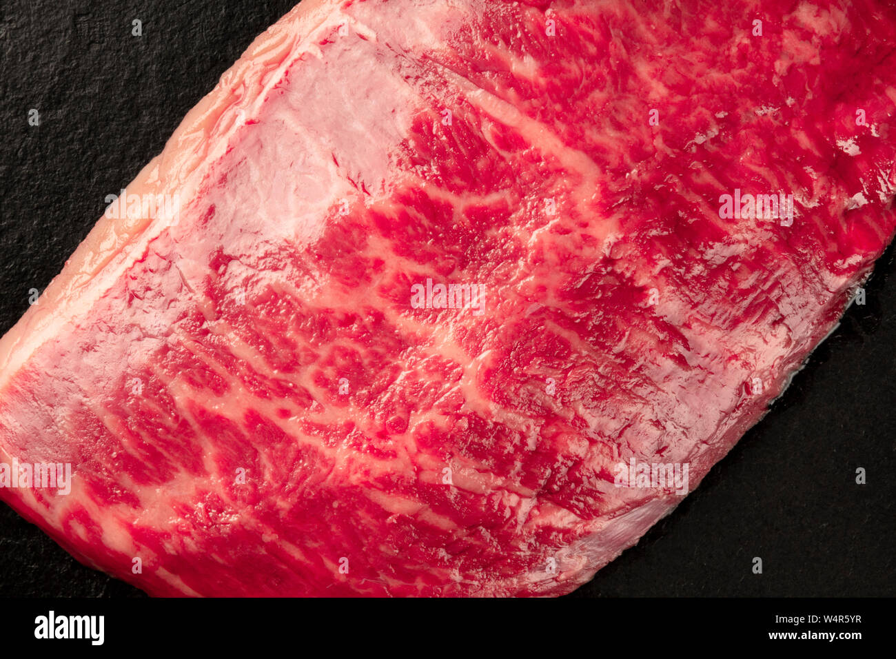 Kobe Fleisch, Wagyu Beef Steak, Raw, close-up auf Schwarz, Ansicht von oben Stockfoto