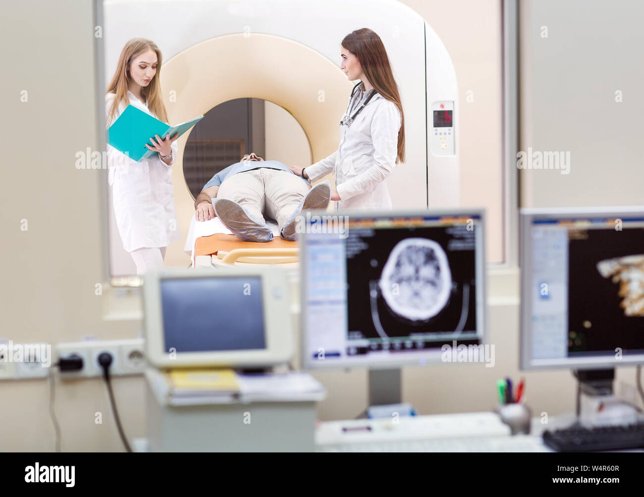 MRT-Gerät und Bildschirme mit Arzt und Krankenschwester Stockfoto