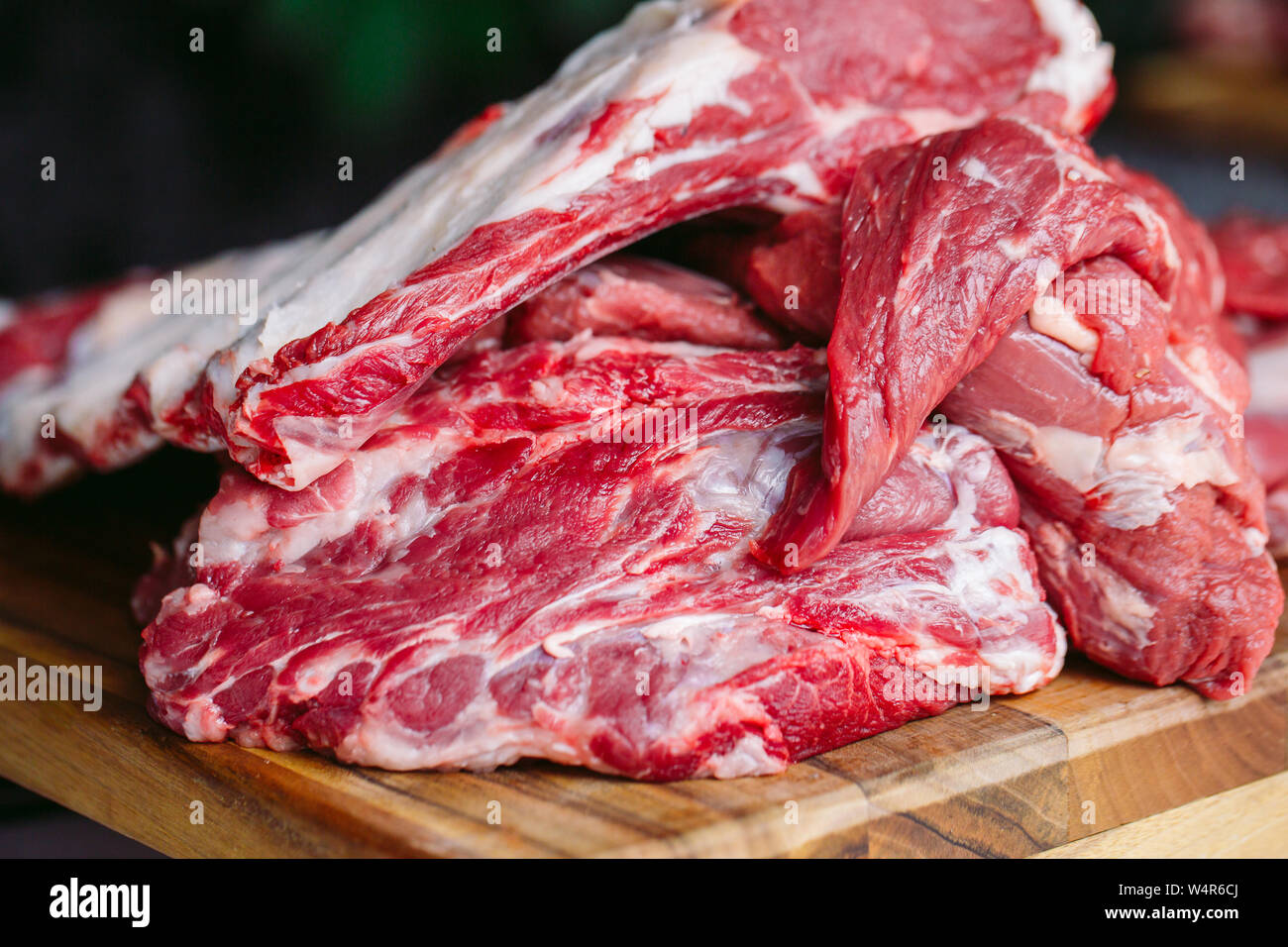 Ein großes Stück Fleisch auf einem Tisch aus Stein Stockfotografie - Alamy