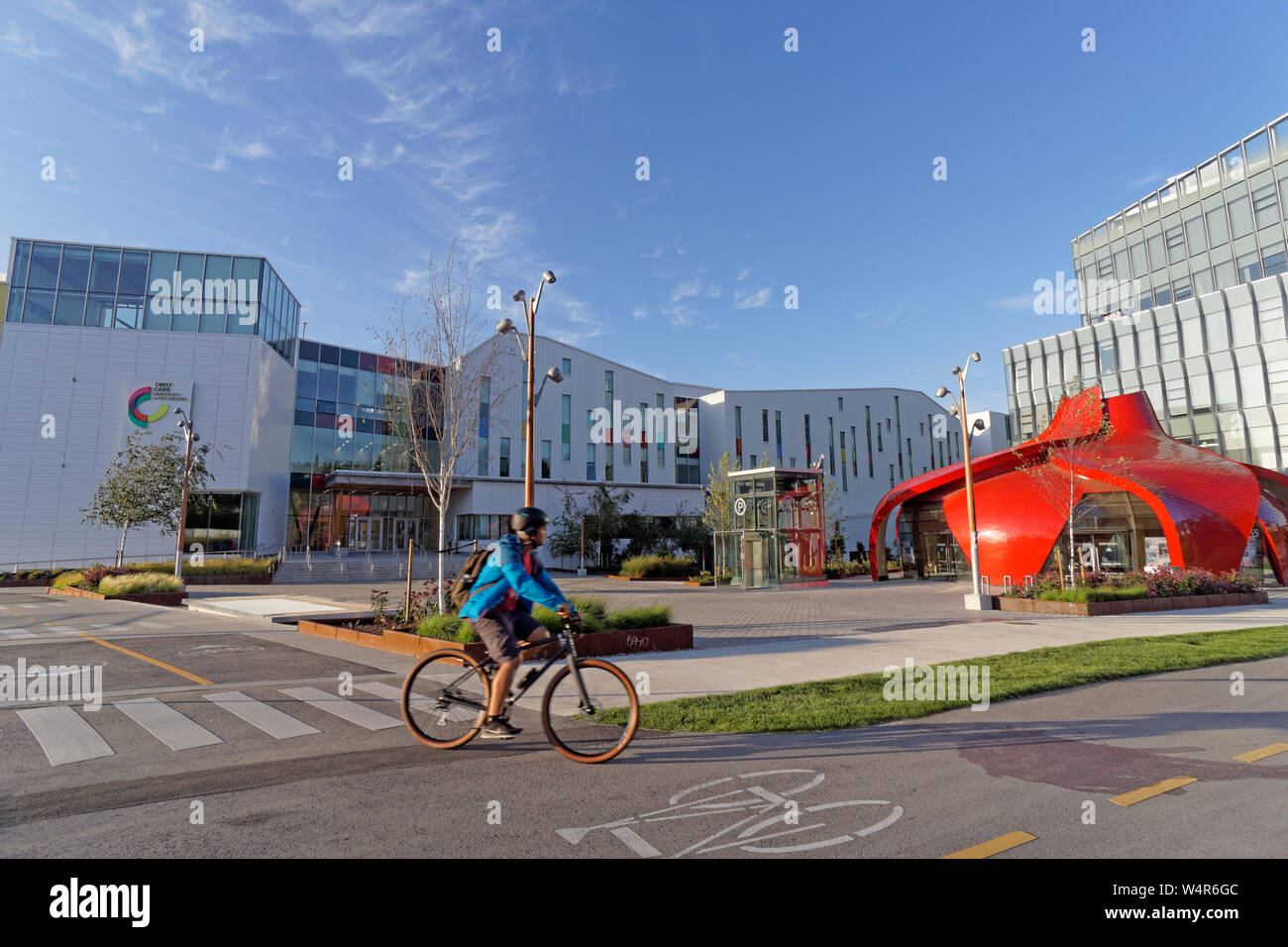 Männliche Radfahrer vor Der neue Campus der Emily Carr Hochschule für Kunst und Design auf der Great Northern Weg in Vancouver, BC, Kanada Stockfoto