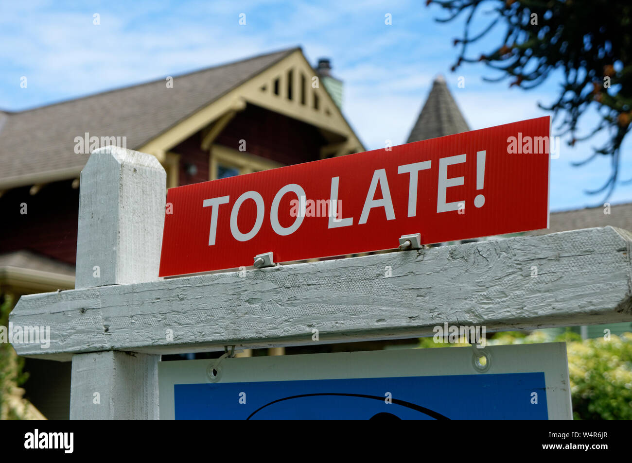 Humorvoll Zu Spät verkauft Zeichen außerhalb eines Hauses in Vancouver, BC, Kanada Stockfoto