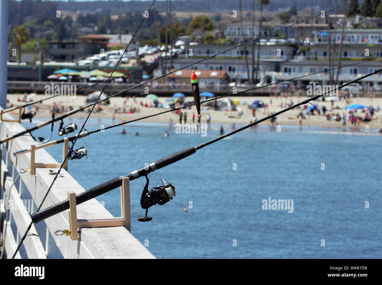 Angelruten Linie der Schiene entlang der Santa Cruz, Kalifornien Pier. Stockfoto