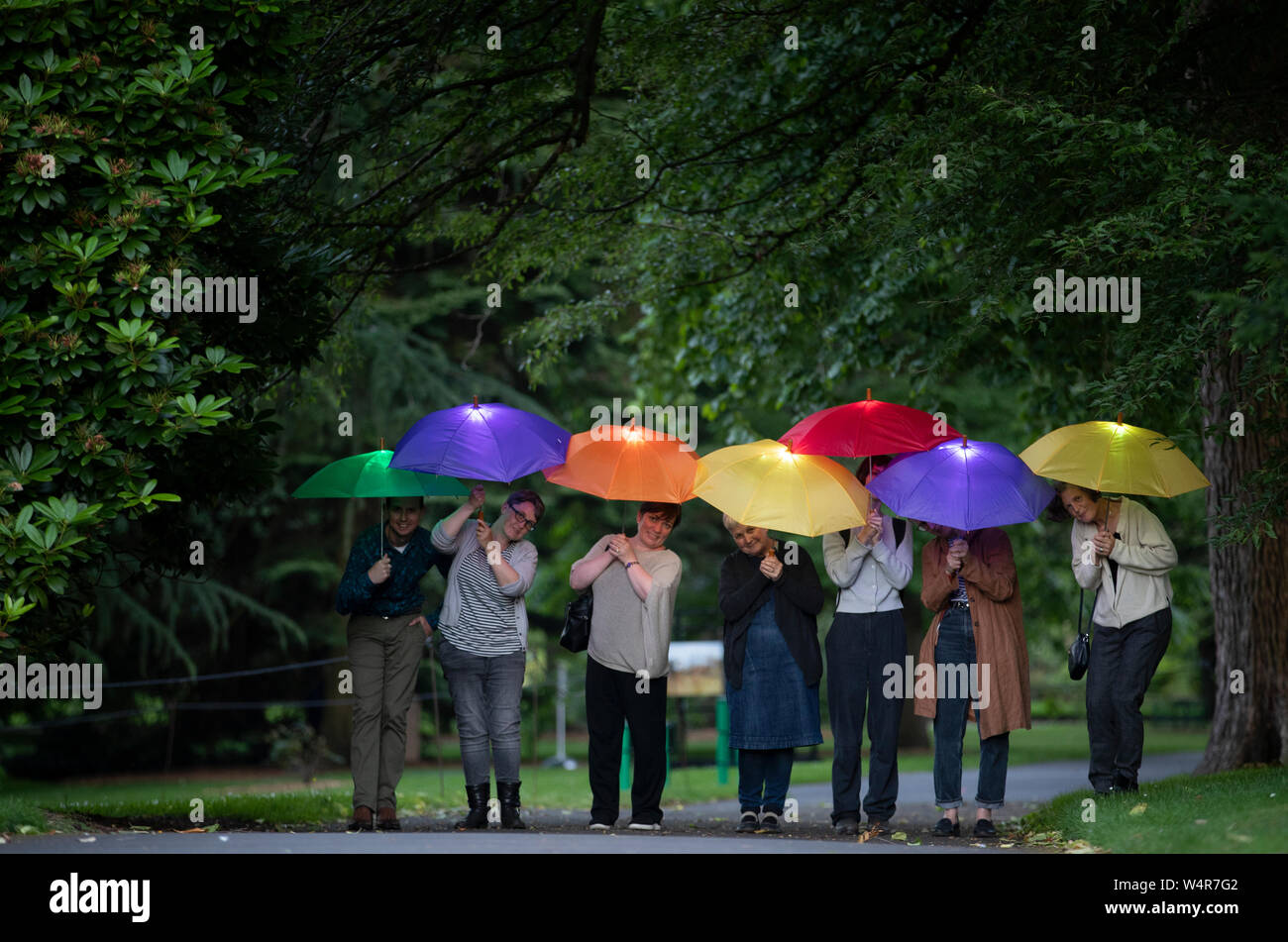 Die Besucher gehen durch den Royal Botanic Garden Edinburgh in der Dämmerung mit dem beleuchteten onic Schirme", das Vogelgezwitscher von Caithness und Sutherland spielen. Das Stück ist eine von mehreren Installationen von führenden Künstlern aus ganz Großbritannien erstellt, die in Auftrag gegeben wurden eine Reihe von neuen sensorischen visuelle, akustische und kinetischen Installationen für die Unter der Decke kunst Veranstaltung im Rahmen des 2019 Edinburgh Festival Fringe zu produzieren. Stockfoto