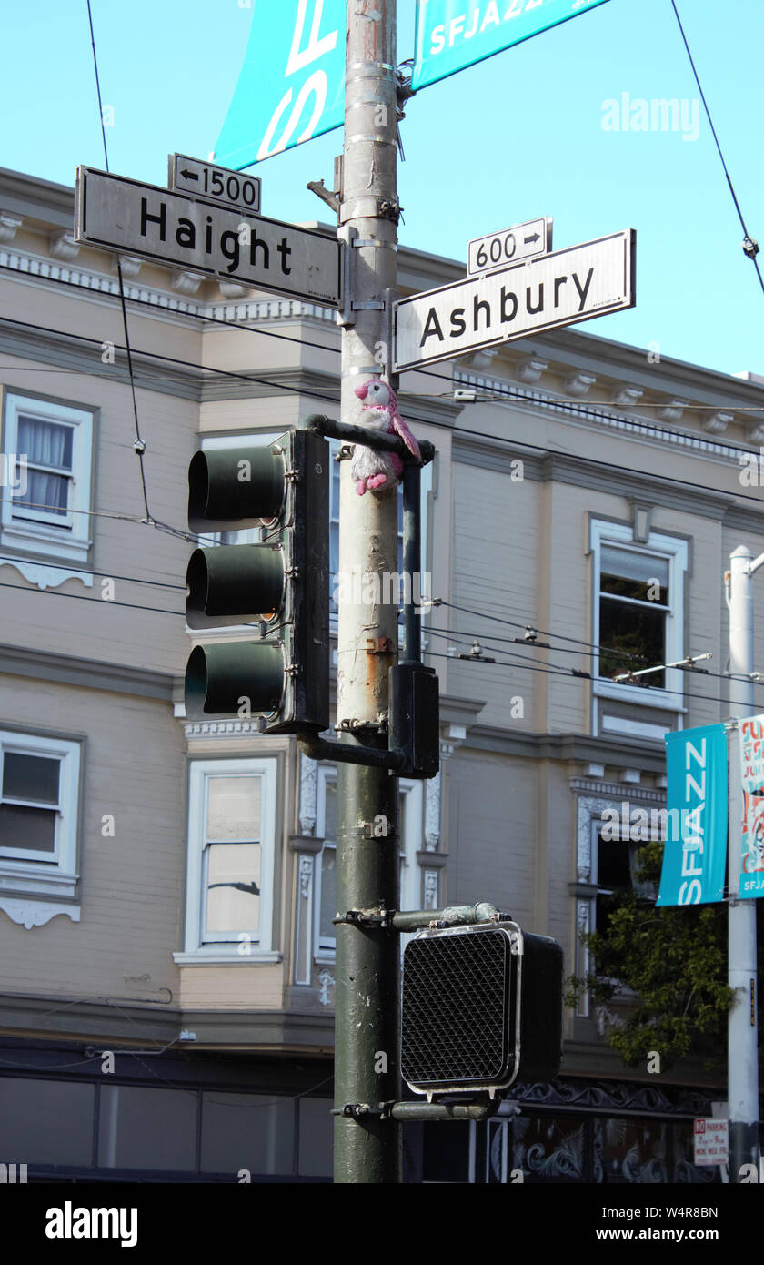 Straßenschilder Kennzeichnung der ikonischen Ecke Haight Ashbury und in San Francisco, Kalifornien. Beachten Sie die gefüllte Teddybär. Stockfoto