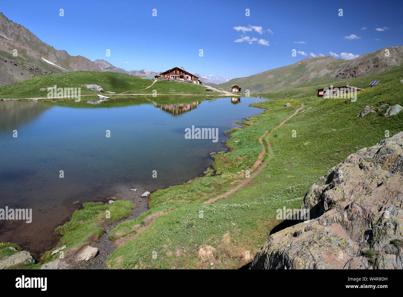 Reflexionen von Refuge de la Blanche (in der Nähe von Saint Veran) im See, im Regionalen Naturpark Queyras, Südliche Alpen, Frankreich Stockfoto