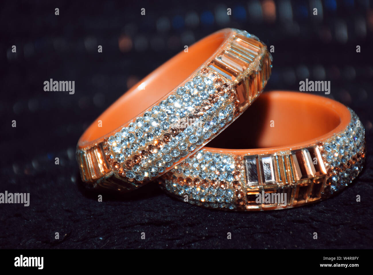 Schöne indische Armreifen geschmückt mit Diamant für die tägliche Abnutzung - Wirtschafts- und künstlich. Stockfoto