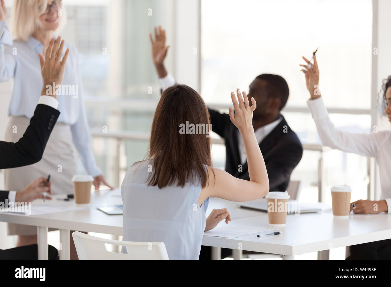 Rückansicht, Mitarbeiter im Team Building Aktivitäten verwickelt, erhobenen Hände Stockfoto