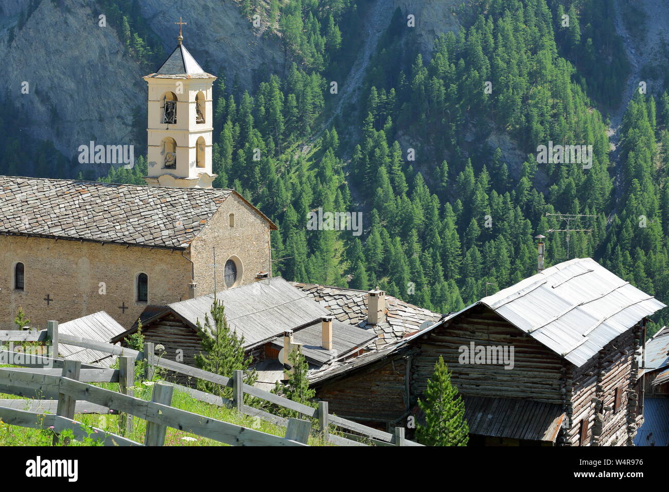 Traditionelle Häuser und Dächer, mit der Kirche auf der linken Seite, Saint Veran, regionalen Naturpark Queyras, Südliche Alpen, Frankreich Stockfoto