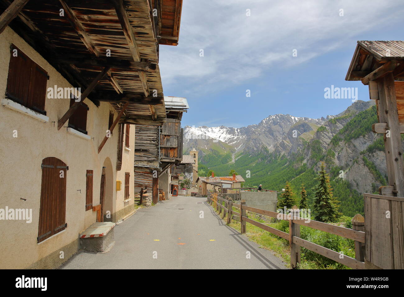 Traditionelle Holzhäuser und die Kirche in Saint Veran Dorf, im Regionalen Naturpark Queyras, Südliche Alpen, Frankreich Stockfoto