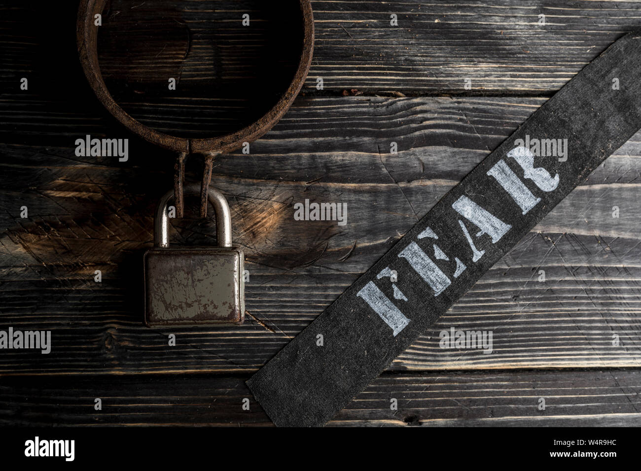 Kragen der Furcht. Angst Kupplungen ihren Hals. Stockfoto