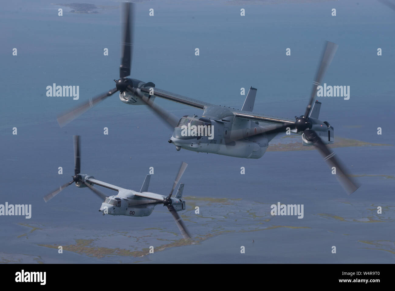 Ein U.S. Marine Corps MV-22 B und a Japan Masse Verteidigung-kraft (JGSDF) V-22 Osprey verhalten Antenne Manöver zur Marine Corps Air Station New River, North Carolina, 9. Juli 2019. Marines Marine Medium Tiltrotor Training Squadron 204 und JGSDF Soldaten zugeordnet leitete einen begrenzten Bereich Landung Übung im Rahmen der integrierten Ausbildung, die Stärkung der Beziehungen und der Interoperabilität zwischen der Nordatlantikvertrags-organisation Verbündete. (U.S. Marine Corps Foto von Lance Cpl. Elias E.Pimentel III) Stockfoto