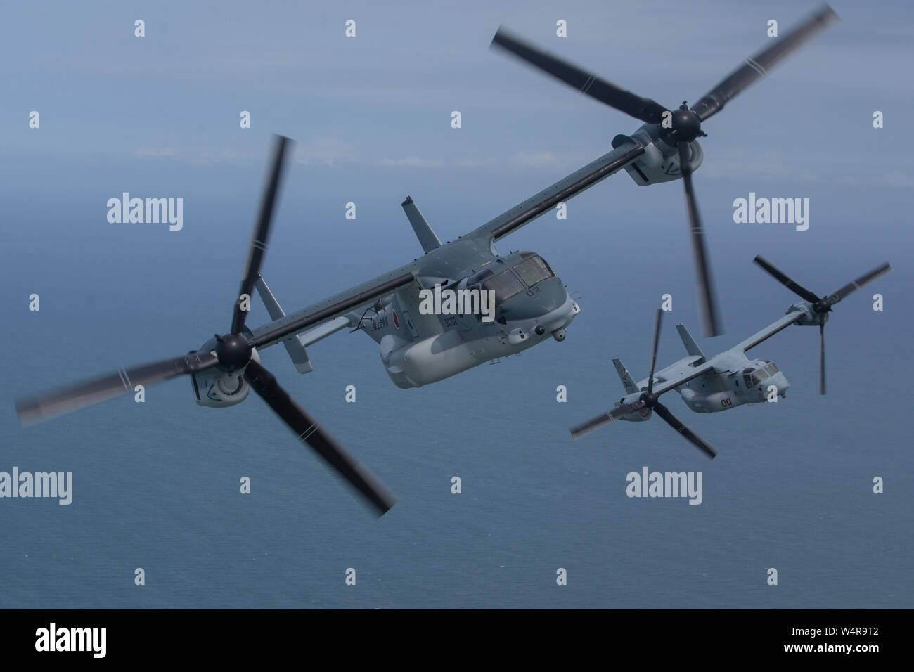 Ein U.S. Marine Corps MV-22 B und a Japan Masse Verteidigung-kraft (JGSDF) V-22 Osprey verhalten Antenne Manöver zur Marine Corps Air Station New River, North Carolina, 9. Juli 2019. Marines Marine Medium Tiltrotor Training Squadron 204 und JGSDF Soldaten zugeordnet leitete einen begrenzten Bereich Landung Übung im Rahmen der integrierten Ausbildung, die Stärkung der Beziehungen und der Interoperabilität zwischen der Nordatlantikvertrags-organisation Verbündete. (U.S. Marine Corps Foto von Lance Cpl. Elias E.Pimentel III) Stockfoto