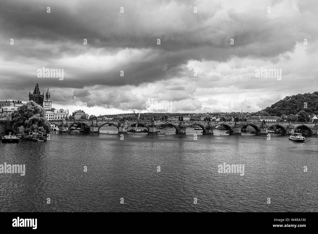 Prag Karlsbrücke Blick von der Republik Moldau fluss Stadtbild in Schwarz und Weiß Stockfoto