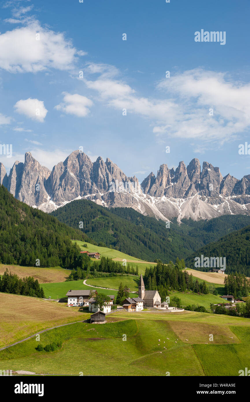 20.06.2019, St. Magdalena, Villnoess, Trentino-Südtirol, Südtirol, Italien, Europa - der Naturpark der Villnoess Tal mit Dolomiten. Stockfoto