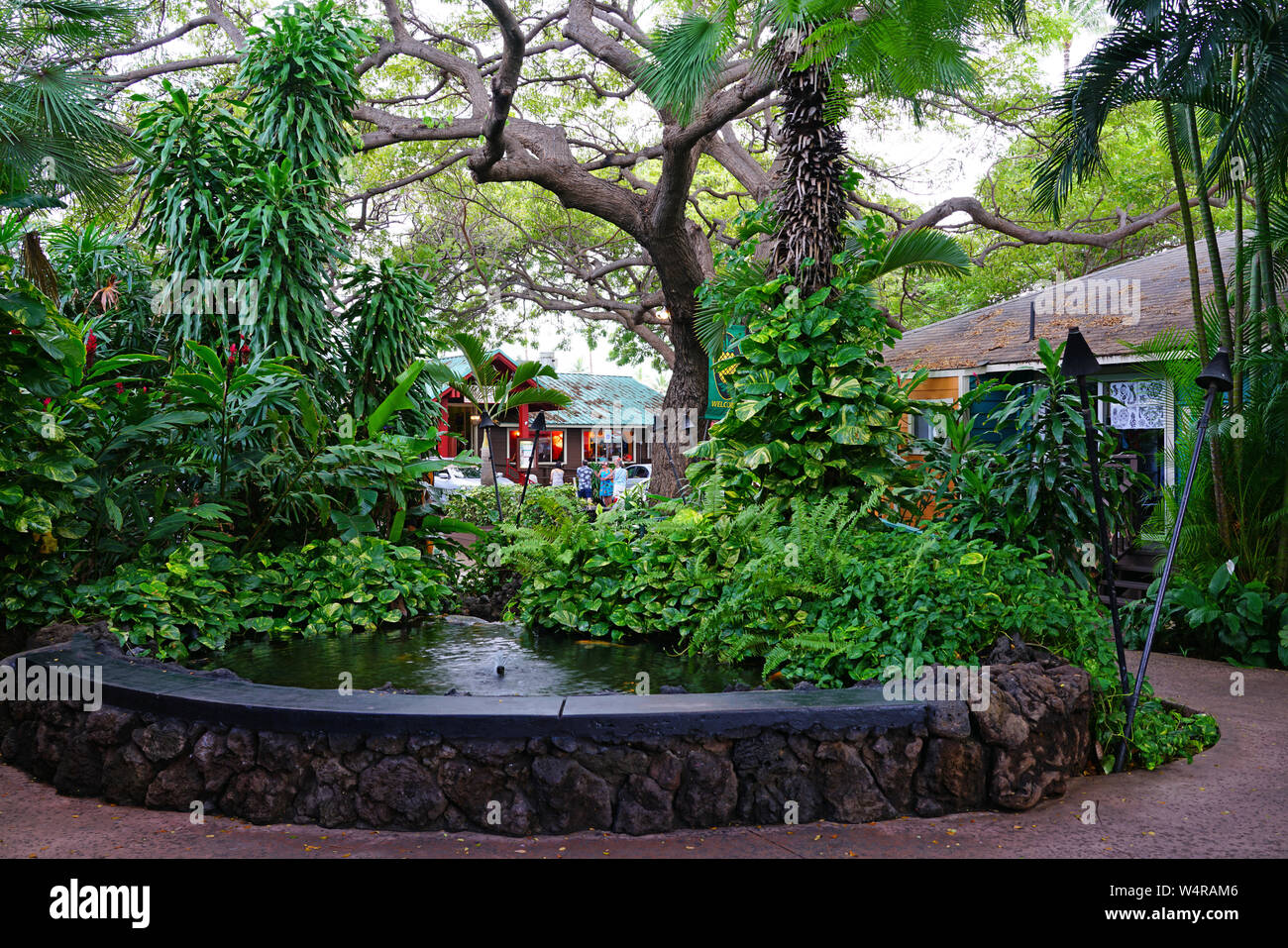 MAUI, HI-2 APR 2018 - Ansicht der Kihei Kalama Village, einem kleinen Einkaufszentrum mit Souvenirs und Restaurants in Maui, Hawaii. Stockfoto