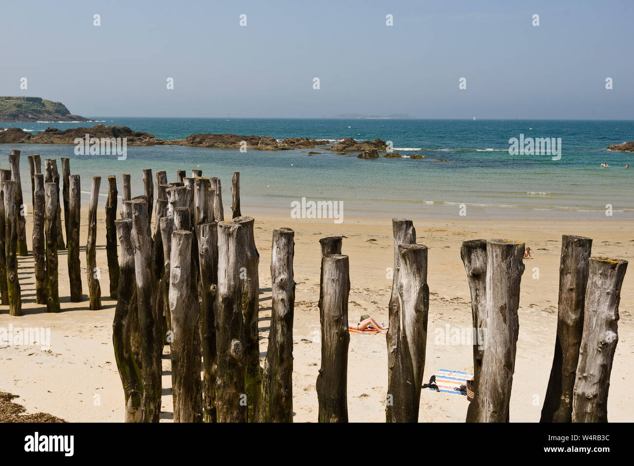 Wellenbrecher Ausrichtung der Stapel in Eiche, die hölzernen Pfähle die Stadt von der Kraft der Wellen in Saint Malo Frankreich schützen Stockfoto