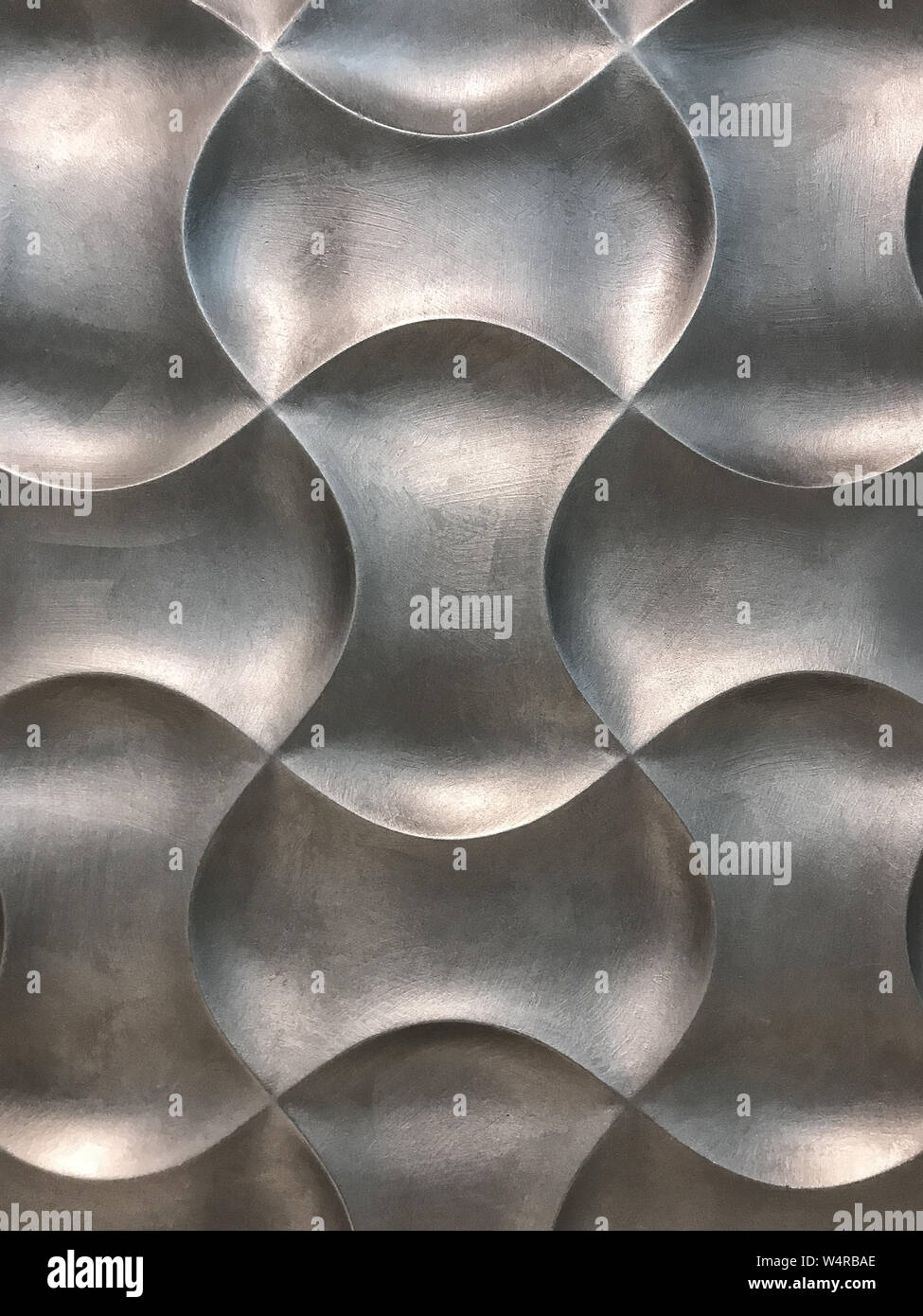 Silber 3D-dekorative Wand panel mit ungewöhnlichen geometrischen Form. Metallic-grauen Hintergrund mit Muster. Abstrakte Textur. Stockfoto