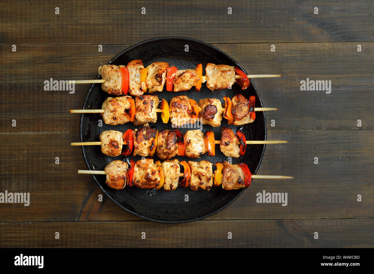 Gegrilltes Hühnchen Kebab mit Paprika in der Pfanne, Ansicht von oben Stockfoto