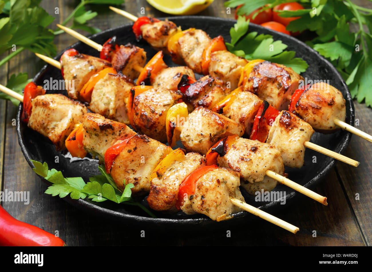 Grill, chicken Kebab mit Gemüse, Ansicht schließen Stockfoto