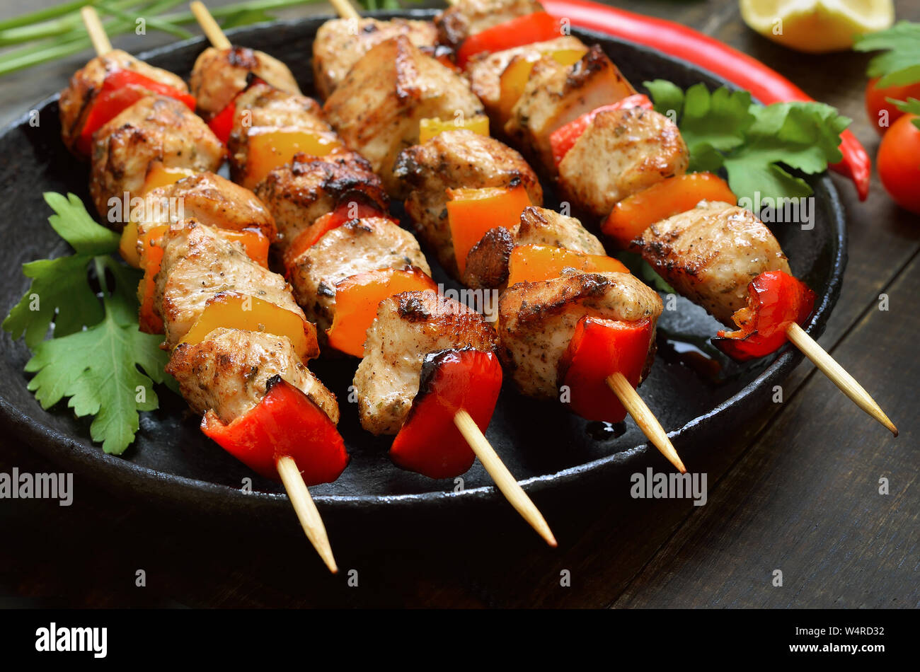 Grill, chicken Kebab mit Gemüse, Ansicht schließen Stockfoto
