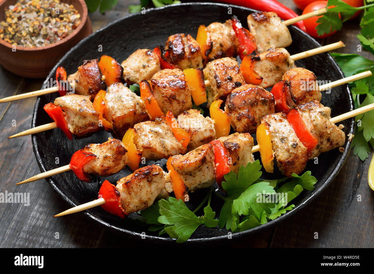 Hausgemachte gegrilltes Hühnchen Kebab mit Paprika in einer Pfanne Stockfoto