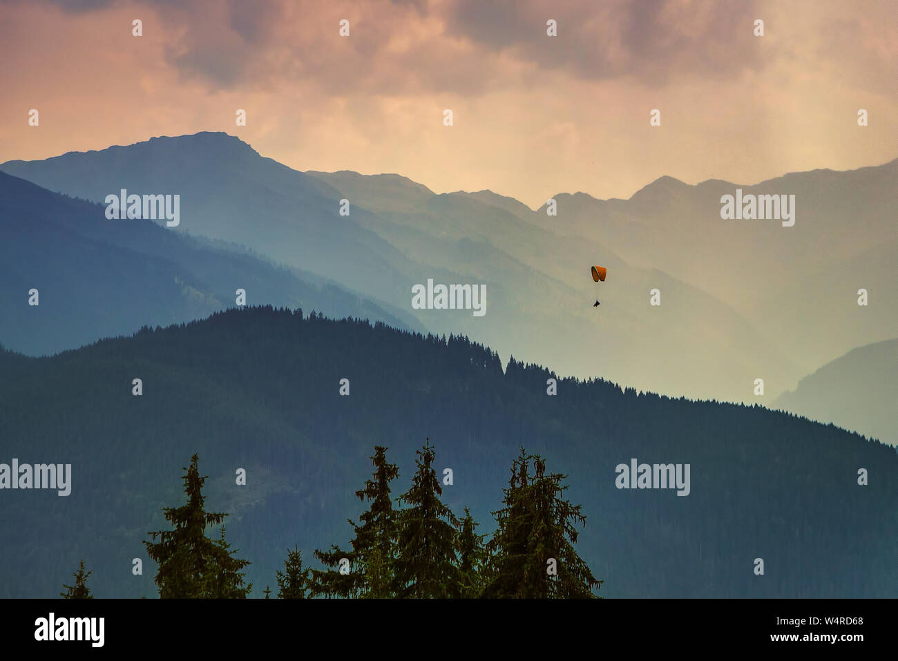 Moody Bild des Abends Bergrücken, Österreichischen Alpen, mit einem kleinen Gleitschirm Auf der einen Horizont. Stockfoto